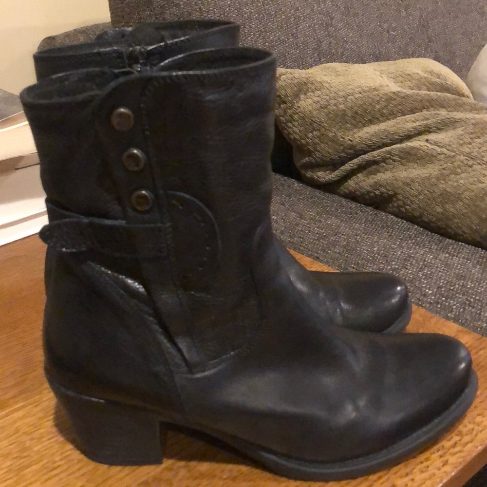 Clark’s Maymie Sky Boots. Black Leather